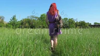 那个穿着淡紫色连衣裙的红发女孩，背着一个背包和一袋<strong>草药</strong>穿过一片<strong>草甸</strong>。